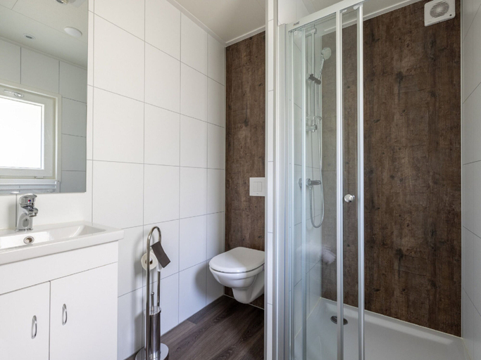 Bathroom, Chalet w Garden & Views, Apeldoorn