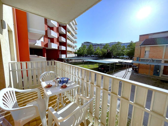 Dining, Apartment in Caorle Near Beach and Pool, Venezia