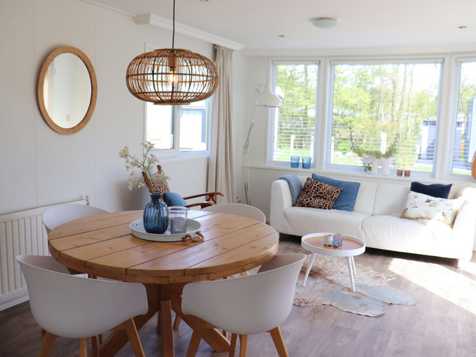 Dining 4, Cottage in Grou With Water Sports Access, Boarnsterhim