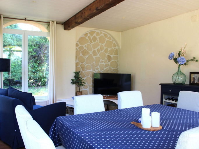 Dining 5, Cosy Holiday Home With Pool in Callian, Var