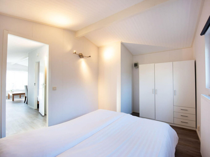 Bedroom 4, Drenthe Chalet Comfort - pet -free, Ooststellingwerf