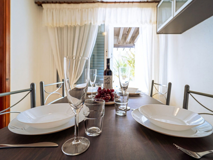 Dining 5, Belvilla by OYO Holiday Home in Arico El Nuevo, Santa Cruz de Tenerife