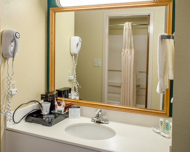 Bathroom 5, Quality Inn & Suites Medina- Akron West, Medina