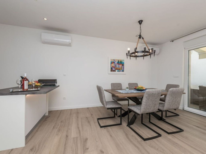 Dining 5, Ema With Pool & Sauna, Privlaka