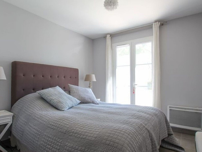 Room 5, Spacious Holiday Home in Grimaud With Large Garden, Var