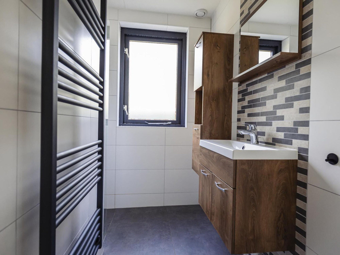 Bathroom 2, Detached Holiday Home Near Nijmegen, Beuningen