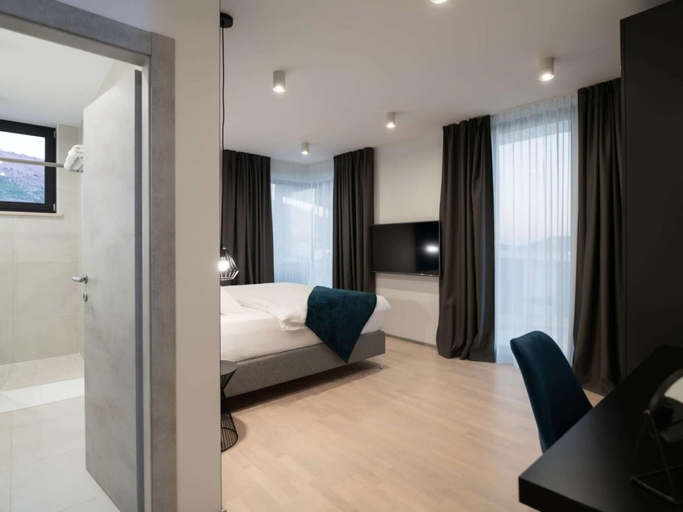 Bedroom 4, Stylish Stay With Hot Tub, Raša