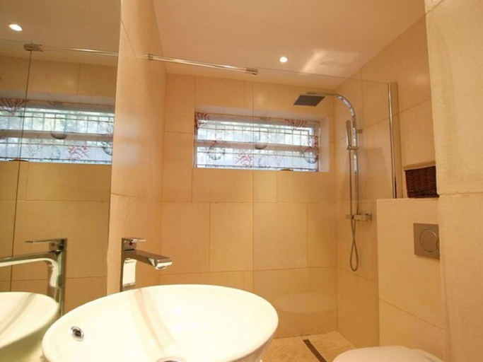 Bathroom 4, Villa Overlooking the Gulf of Saint Tropez, Var