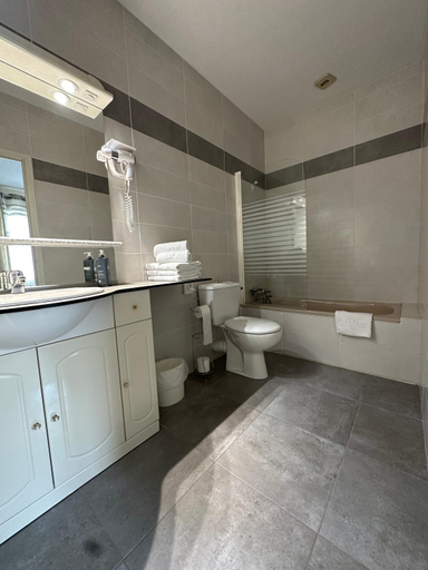 Bathroom, Hotel des Roches - Climatisation, Dordogne