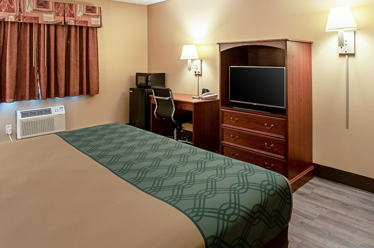 Bedroom 2, Econo Lodge Menomonie On The Bay MI, Lake Michigan