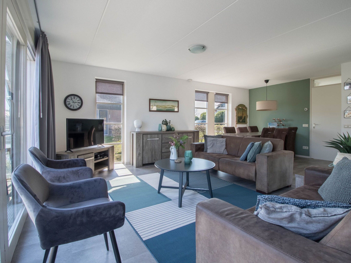 Living area 5, Thatched-roof villa near the IJsselmeer, Wûnseradiel