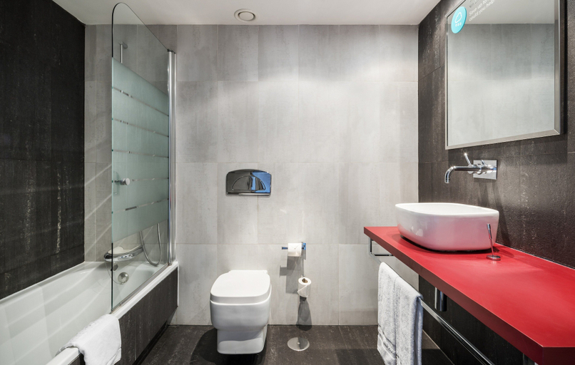 Bathroom 5, Hotel ILUNION Suites Madrid, Madrid