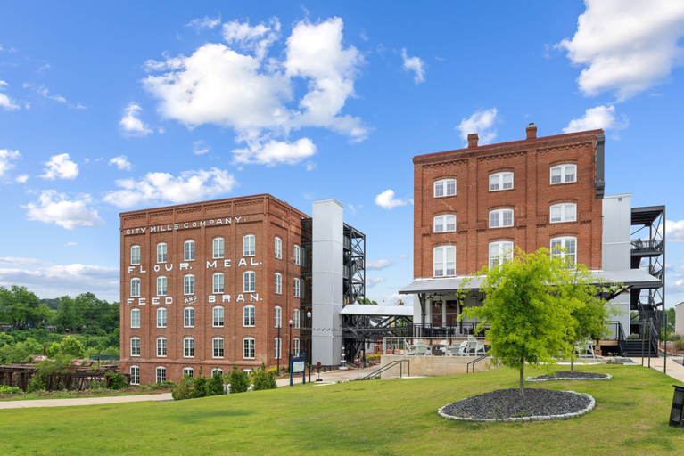 Exterior & Views