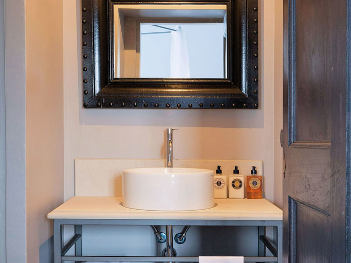 Bathroom 4, Apartment in a Famous Monferrato Castle, Alessandria