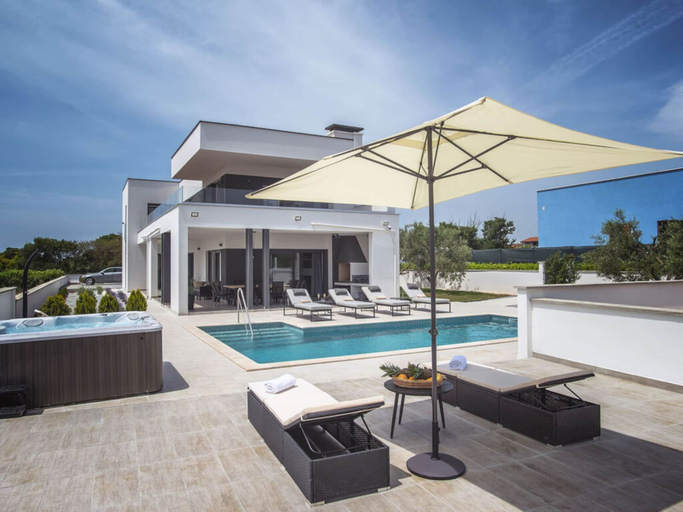 Pool 4, Villa Una Comfortable Holiday Residence, Pula