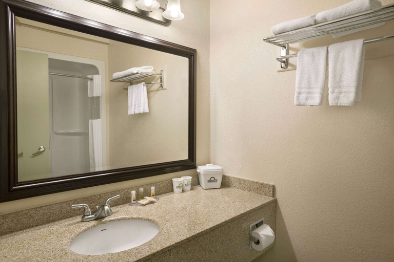 Bathroom 4, Days Inn by Wyndham High Level, Division No. 17