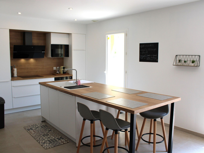 Private kitchen 5, Holiday Home With Large Garden and Pool, Var