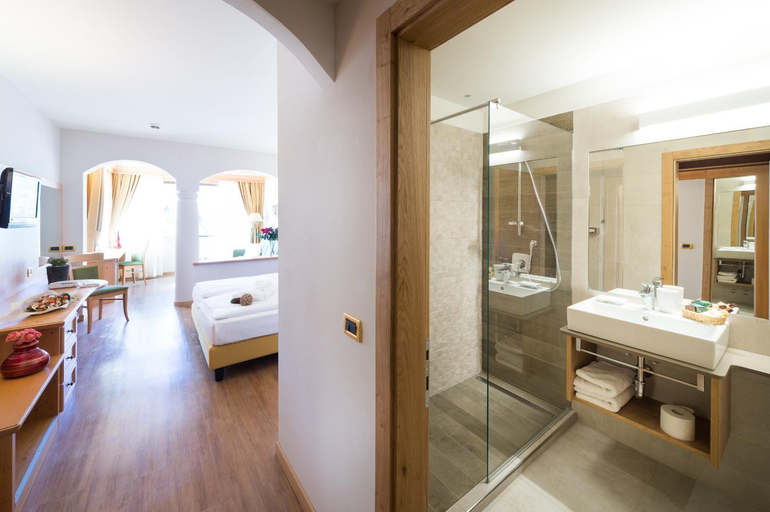 Bathroom 4, Hotel Ambassador, Trento