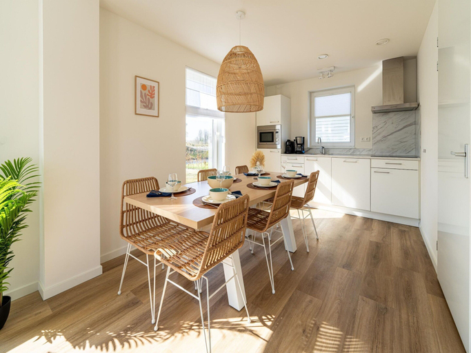 Dining 5, Holiday Home With Lots of Privacy, Bernisse