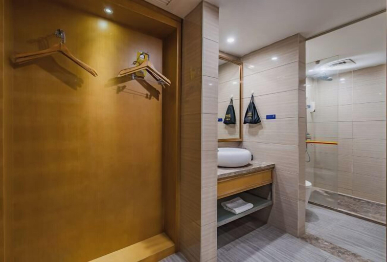 Bathroom 4, Super 8 Hotel Select (Guangzhou Station Xicun Metro Station), Guangzhou
