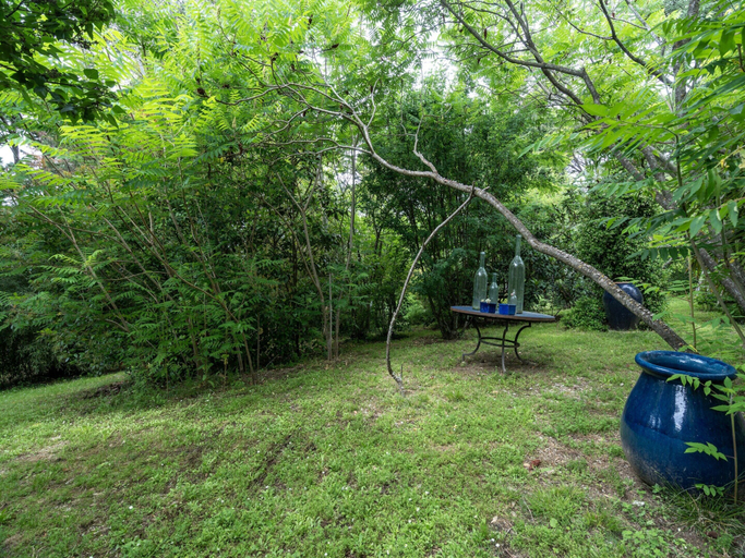 Garden 5, Majestic Holiday Home in Laroque With hot tub, Hérault