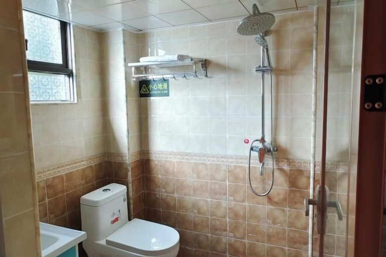 Bathroom 3, Dongzhai Xiangfeng Inn, Liuzhou
