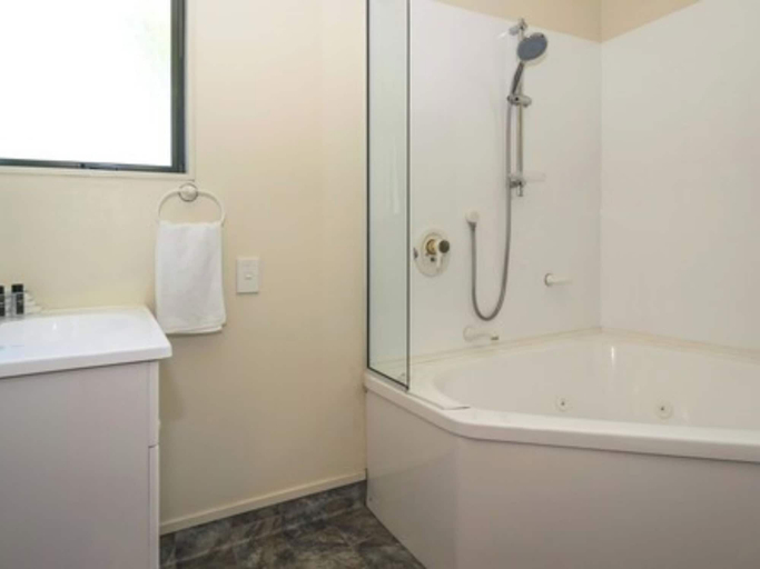Bathroom 4, Ashleigh Court Motel, Marlborough