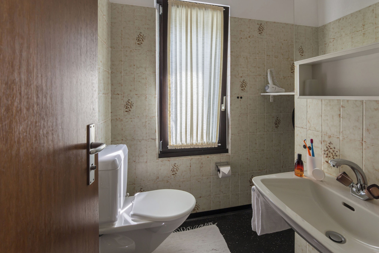 Bathroom 4, Pizzo Vogorno, Locarno
