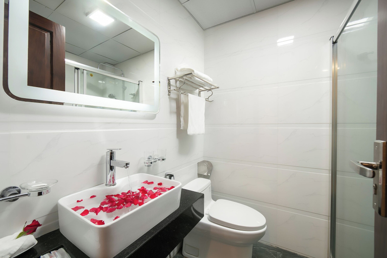 Bathroom 5, The West Hotel and Spa, Hoàn Kiếm