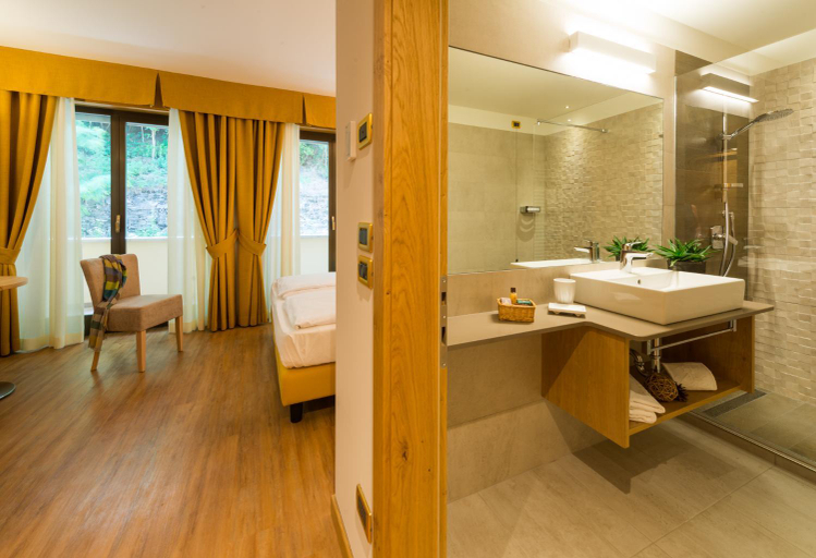 Bathroom 4, Hotel Ambassador, Trento