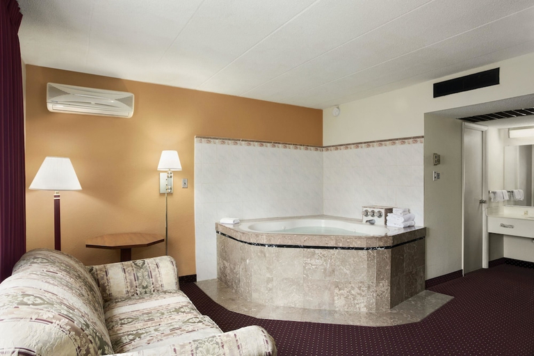 Bedroom 2, Ramada by Wyndham Pittsburgh/New Stanton, Westmoreland