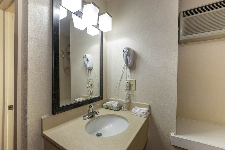 Bathroom 4, Days Inn Neptune, Monmouth