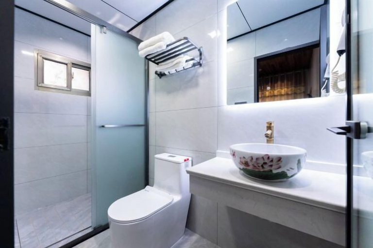 Bathroom 3, Liangjia Inn, Huangshan