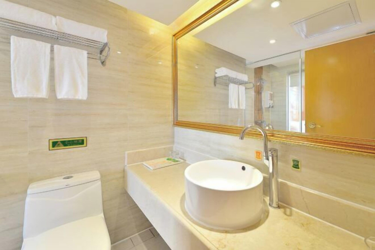 Bathroom 5, Vienna Hotel (Shenzhen Gushu Metro Station), Shenzhen