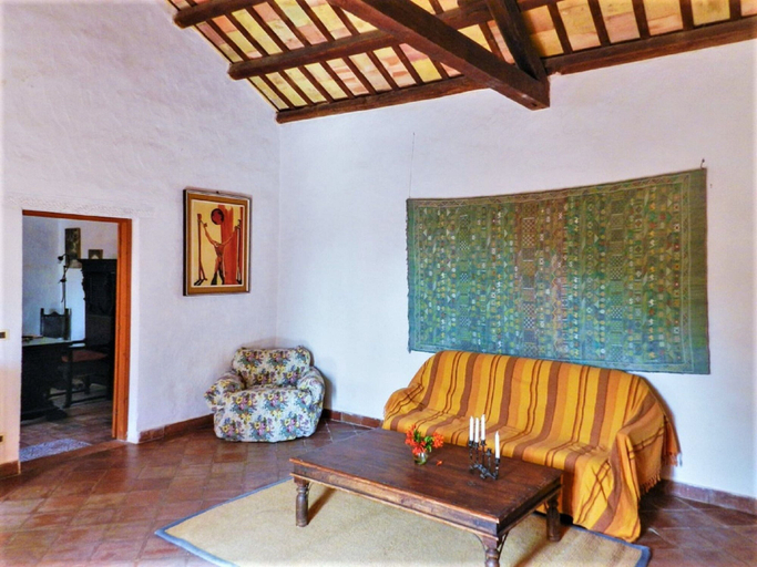 Living area 4, Delightful Holiday Home in Fulgatore With Swimming Pool, Trapani