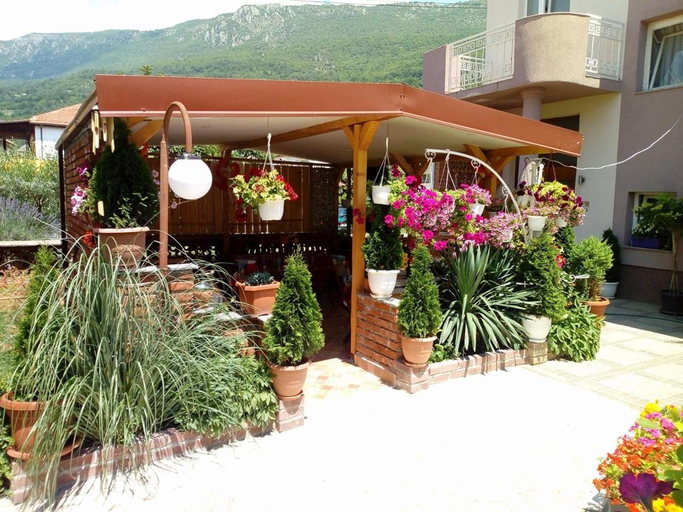 Food & Drinks 4, Lile Pestani Accommodation