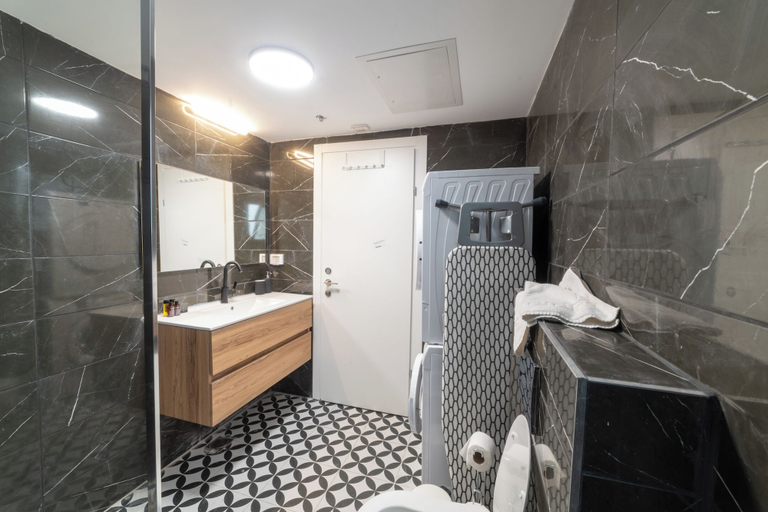 Bathroom 2, O&O - 2 BR Stylish & Modern Apartment