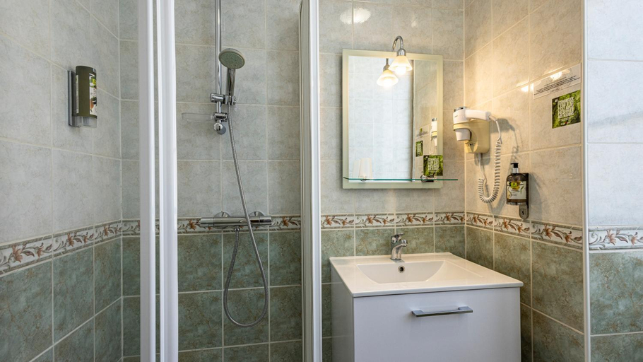 Bathroom 3, Logis Hostellerie Bressane, Saône-et-Loire