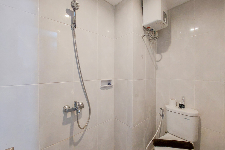 Bathroom 5, Cozy Stay Studio at Serpong Garden Apartment By Travelio, Tangerang