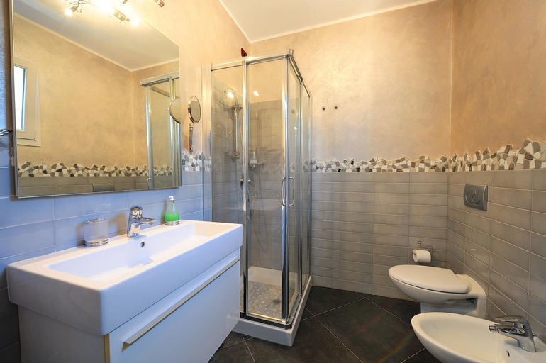 Bathroom 10
