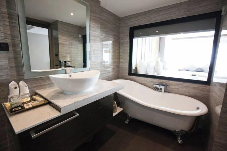 Bathroom 11