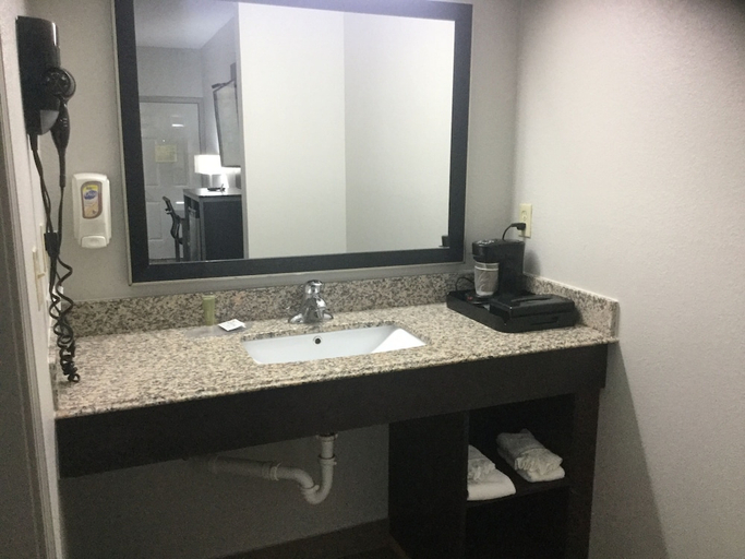 Bathroom 3, Muskogee Inn and Suites, Muskogee