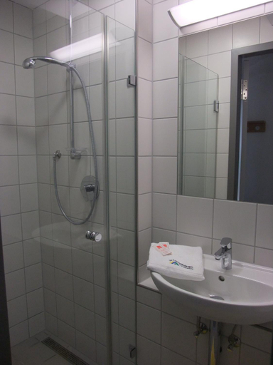 Bathroom 3, Jugendherberge Heidelberg International, Heidelberg
