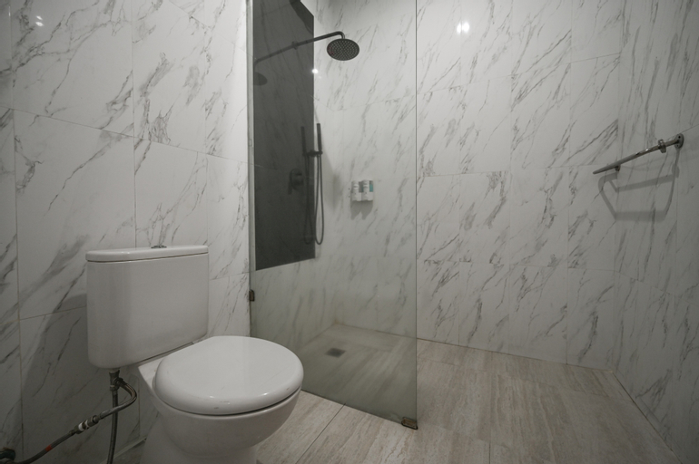 Bathroom 14
