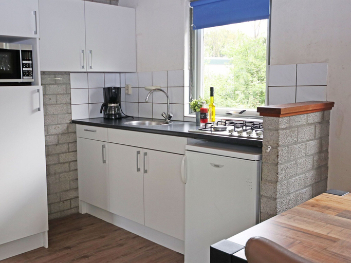 Private kitchen 4, Detached Bungalow With Fireplace, in Appelscha, Ooststellingwerf