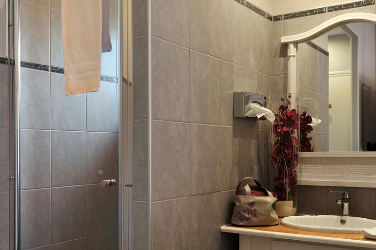 Bathroom 3, Logis Hotel Restaurant LE VIEUX FUSIL, Loir-et-Cher