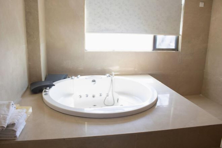 Bathroom 4, Yarui Holiday Garden Hotel, Suizhou Shi