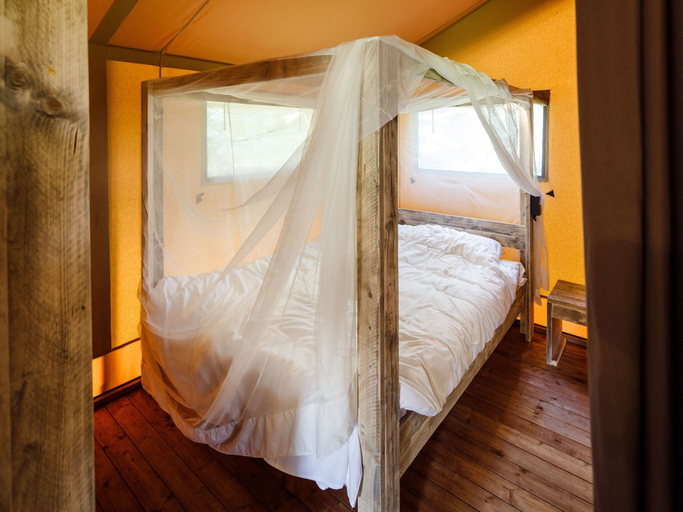 Room 5, Atmospheric Glamping Tent With Bathroom in Nature, Ooststellingwerf