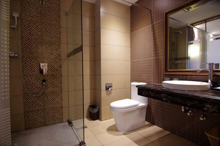 Bathroom 4, Biancheng Hotel, Dehong Dai and Jingpo