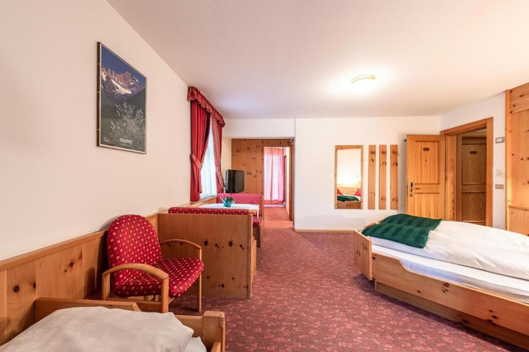 Bedroom 3, Hotel Savoia, Belluno